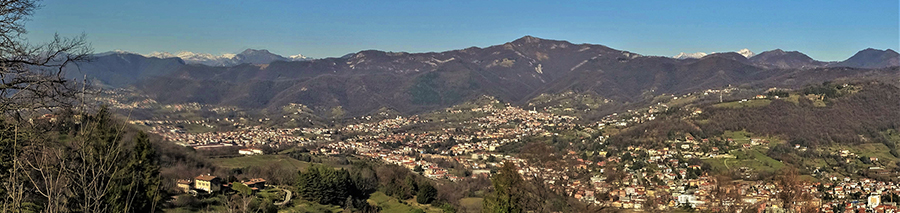 Vista panoramica dal Parco del Castello di San Vigllio verso la regione del Canto Alto versante sud